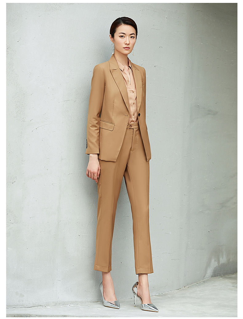 女士卡其色職業西裝定做款式模特展示圖6